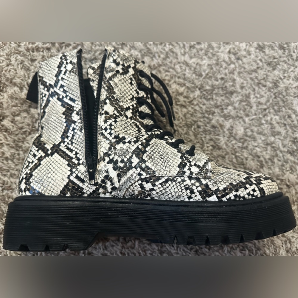 Cupid Snake Print Combat Boots Chunky Lace-Up Side Zipper Ankle Boots - Picture 5 of 8